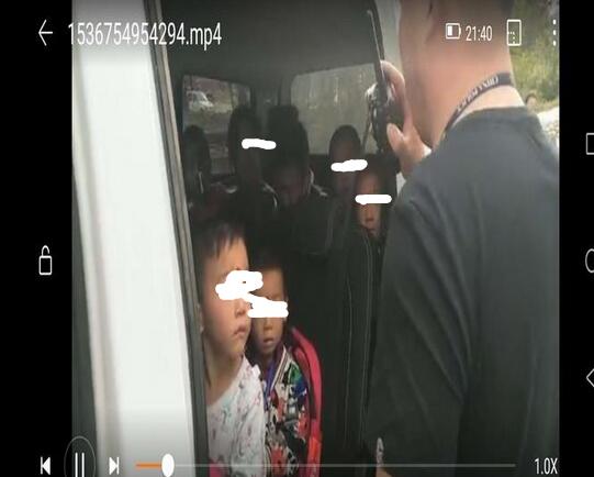 “黑校車”核載7人卻塞進(jìn)10個(gè)娃娃 民警查處時(shí)扣分還罰款兩萬(wàn)多