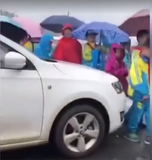 菏澤女司機冒雨與學(xué)生搶行，看看國外是如何用校車保護孩子的