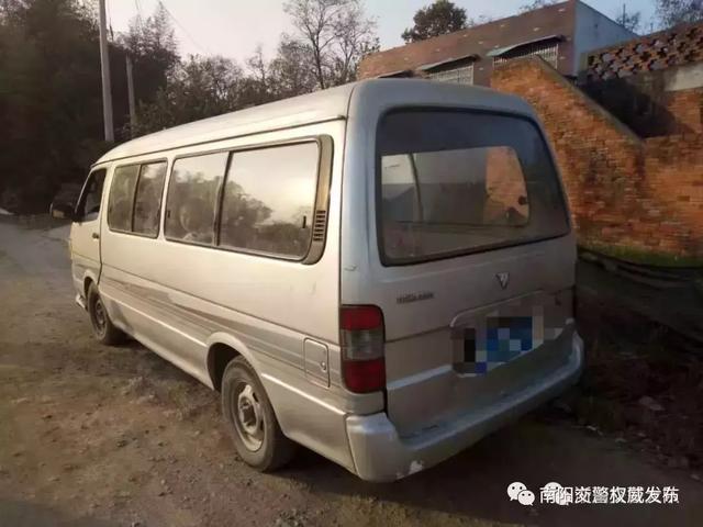 南陽(yáng)一男子太猖狂！開“黑校車”還超員，刑拘你們虧不虧？