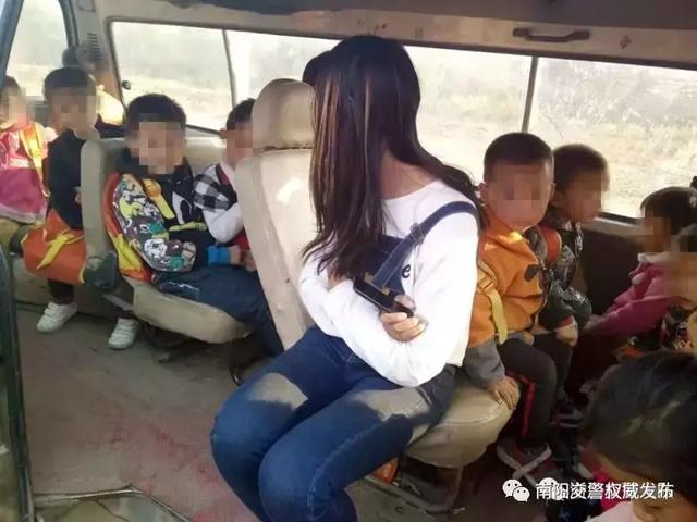 南陽(yáng)一男子太猖狂！開“黑校車”還超員，刑拘你們虧不虧？