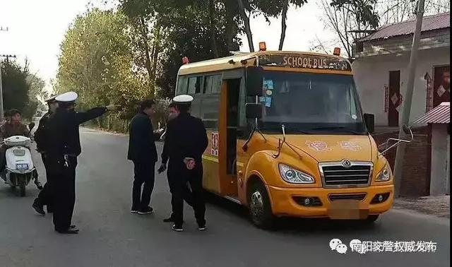 南陽(yáng)一男子太猖狂！開“黑校車”還超員，刑拘你們虧不虧？