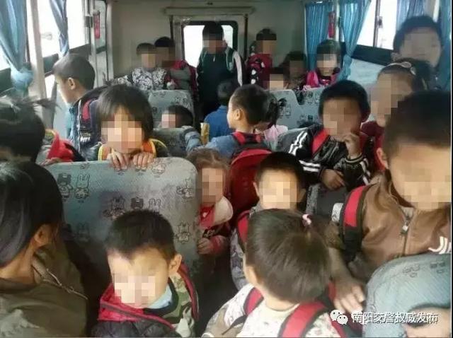 南陽(yáng)一男子太猖狂！開“黑校車”還超員，刑拘你們虧不虧？