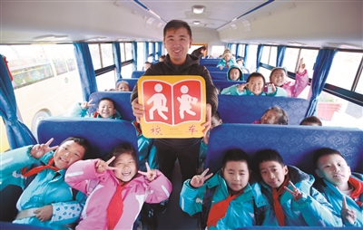 沈陽(yáng)交管部門對(duì)校車嚴(yán)格管理 保孩子們乘車安全