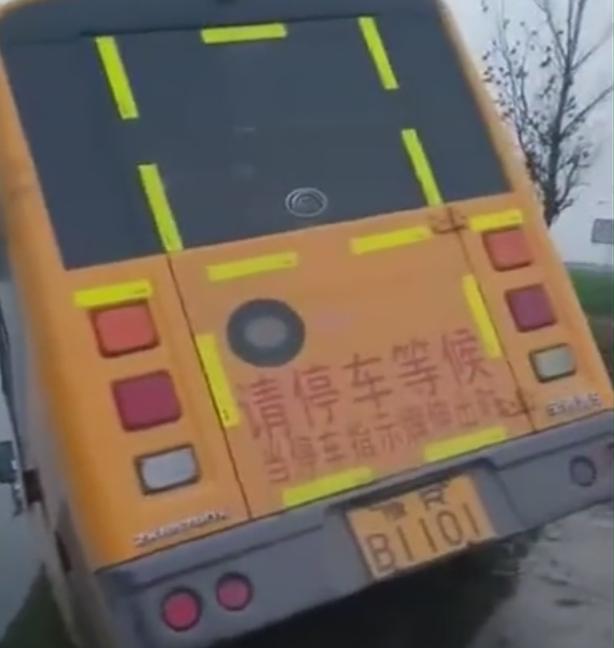 南陽鄧州一幼兒園校車沖進(jìn)池塘，家長反映車輛超載車速過快