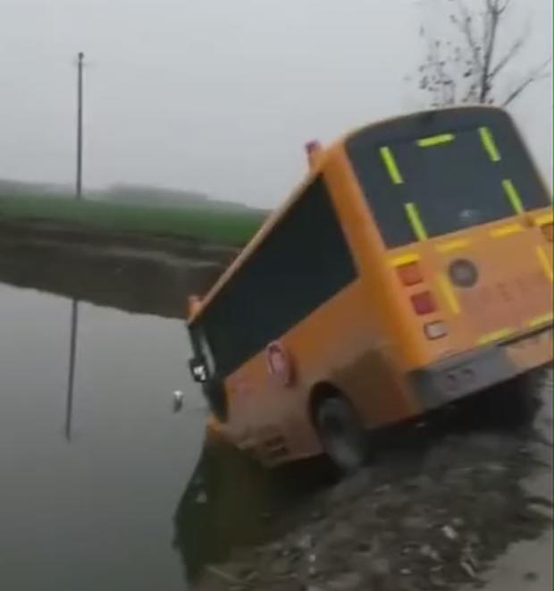 南陽鄧州一幼兒園校車沖進(jìn)池塘，家長反映車輛超載車速過快