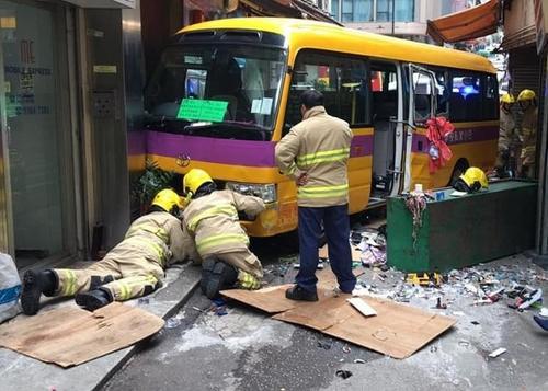 香港“無(wú)人校車(chē)”失控致3死11傷，初步懷疑手剎沒(méi)拉好