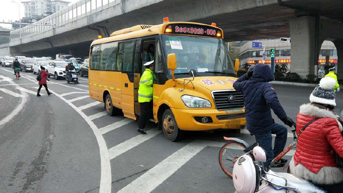 宜昌：校車警示燈未閃爍，交警隊司機進行處罰教育