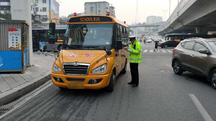 宜昌：校車警示燈未閃爍，交警隊司機進行處罰教育