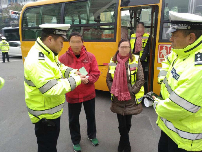 宜昌：校車警示燈未閃爍，交警隊司機進行處罰教育