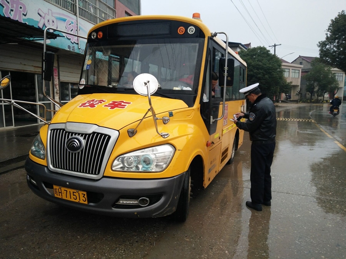 望江：多部門聯(lián)合加強(qiáng)冬季校車安全管理
