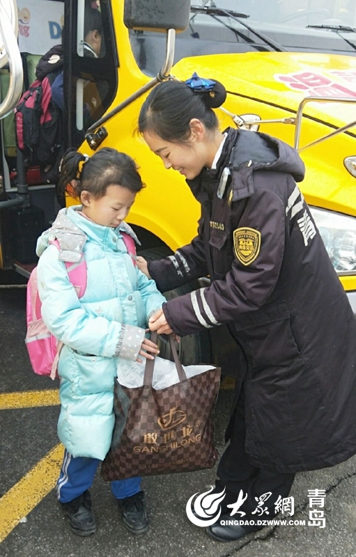 愛心溫暖貧困學生 校車叔叔阿姨送溫暖到家中
