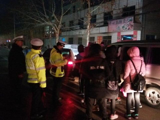 趁天黑，“黑校車”雪中超員，交警“偷偷”一路護送