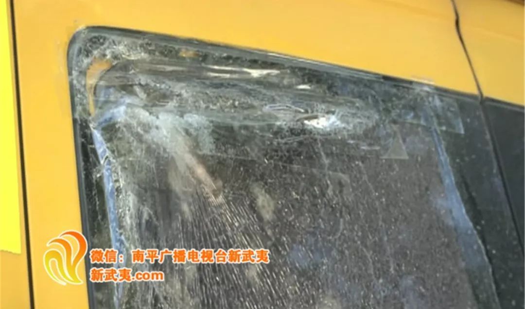 南平一幼兒園校車被砸  查看監(jiān)控發(fā)現(xiàn)……