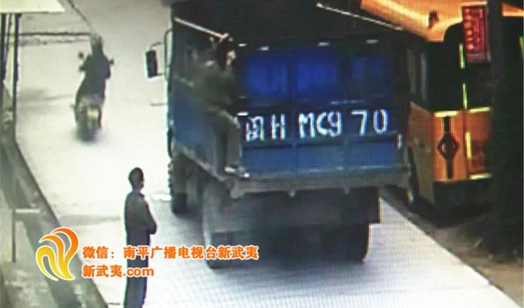 南平一幼兒園校車被砸  查看監(jiān)控發(fā)現(xiàn)……
