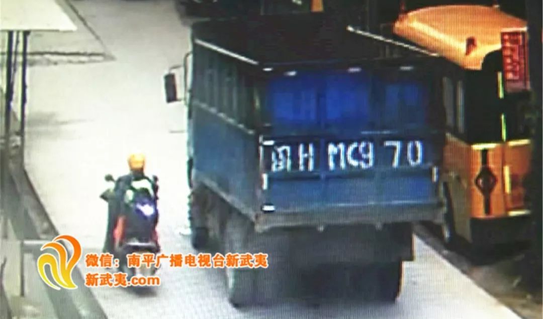南平一幼兒園校車被砸  查看監(jiān)控發(fā)現(xiàn)……