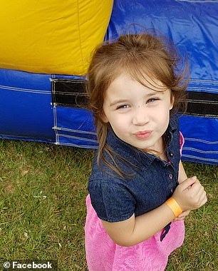 5歲的女孩臉上滿是瘀傷，原來(lái)在校車(chē)上被毆打了45分鐘