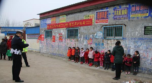 南陽(yáng)社旗一天查處2起嚴(yán)重違法校車(chē)，駕駛員被處罰