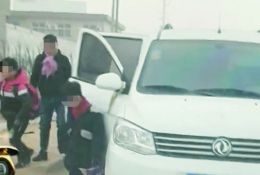 面包車當(dāng)校車7座硬塞了17個孩子
