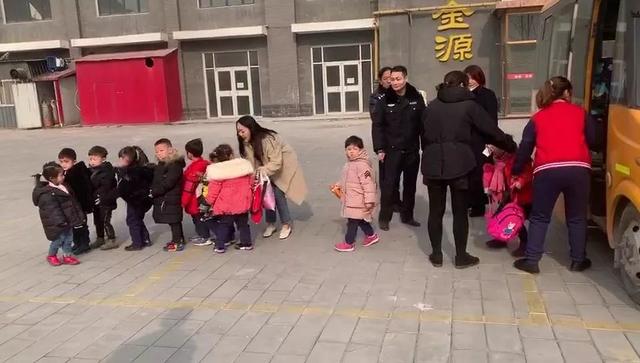 校車安全豈容兒戲，任丘交警查獲一起無資質(zhì)駕駛校車且超員7人