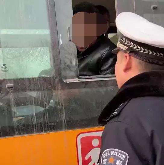 校車安全豈容兒戲，任丘交警查獲一起無資質(zhì)駕駛校車且超員7人