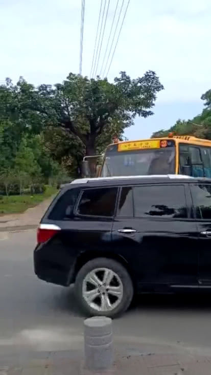 下班遇到校車，看到校車中一學(xué)生的操作，笑出豬叫