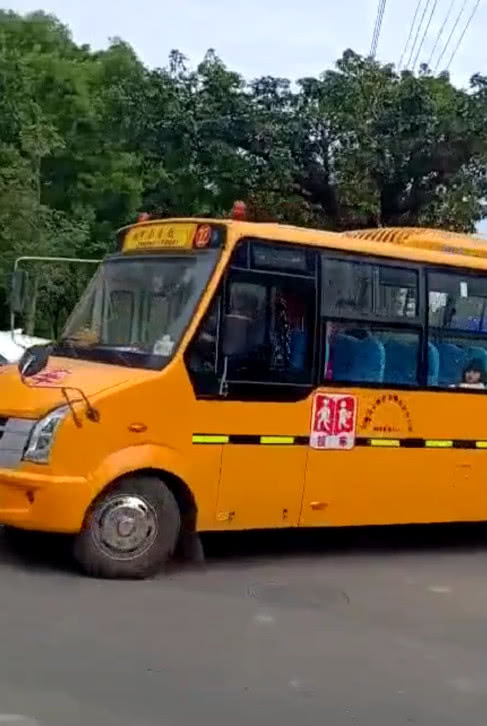 下班遇到校車，看到校車中一學(xué)生的操作，笑出豬叫
