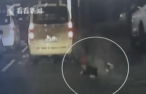 5歲女孩下校車時(shí)被門夾住 司機(jī)沒(méi)注意繼續(xù)拖行