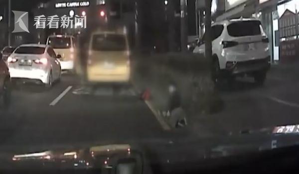 5歲女孩下校車時(shí)被門夾住 司機(jī)沒(méi)注意繼續(xù)拖行