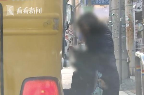 5歲女孩下校車時(shí)被門夾住 司機(jī)沒(méi)注意繼續(xù)拖行
