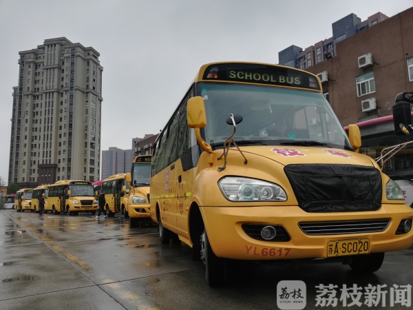 開(kāi)學(xué)在即，南京公交部門(mén)對(duì)校車進(jìn)行安檢