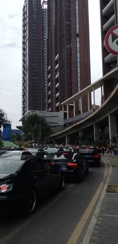開學首日校車缺崗，深圳一學校門口學生淋雨，官方回應很愧疚
