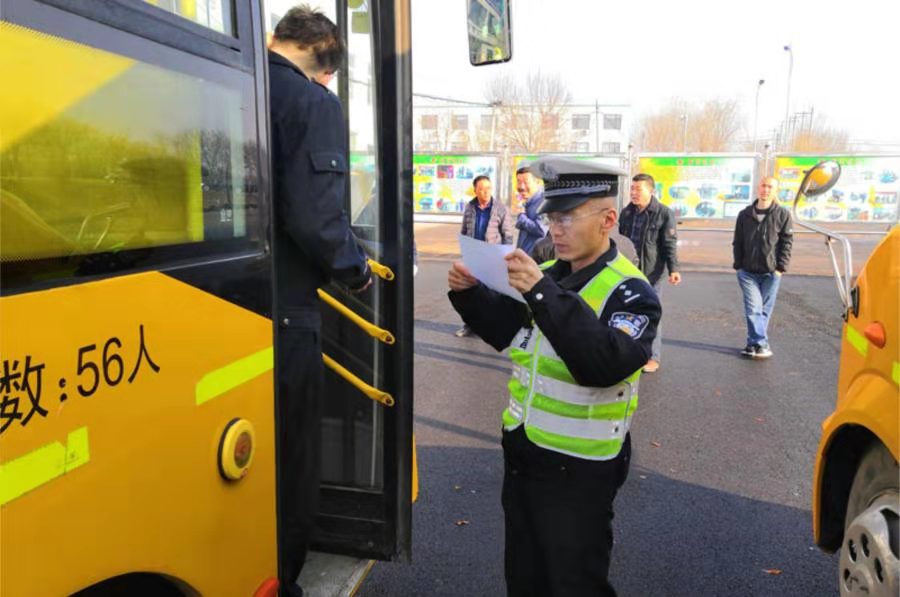 “望、聞、問、切”,無棣交警對校車進行全面檢查