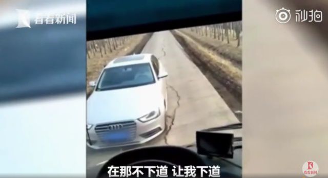 奧迪車不讓道與校車僵持40分鐘，這路得修修了！