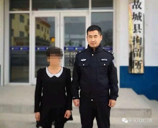 衡水：無(wú)證駕駛超員“黑校車”  夫妻倆雙雙被拘