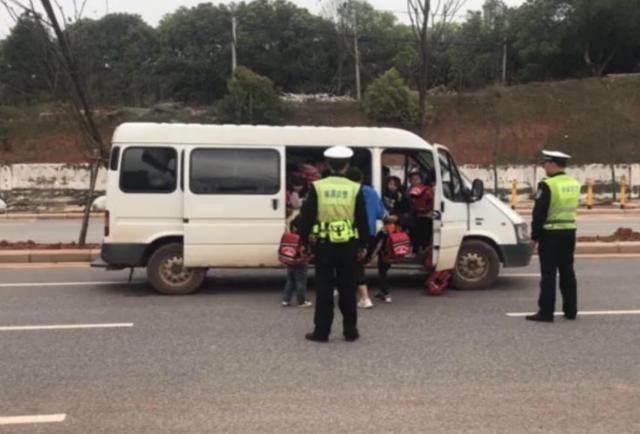 家長(zhǎng)也知情？幼兒園“黑校車(chē)”，核載6人瘋狂塞下41人