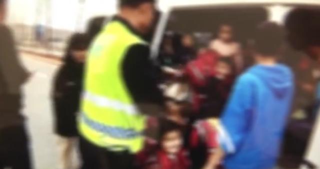 家長(zhǎng)也知情？幼兒園“黑校車(chē)”，核載6人瘋狂塞下41人