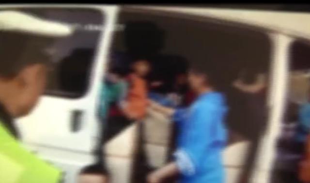 家長(zhǎng)也知情？幼兒園“黑校車(chē)”，核載6人瘋狂塞下41人