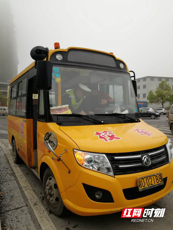 吉首開展校車安全專項(xiàng)督查 系牢校車“安全帶”