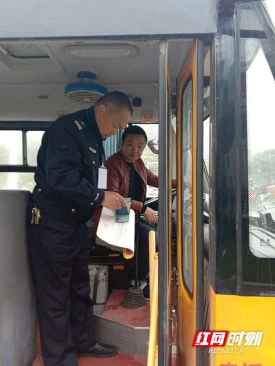 吉首開展校車安全專項(xiàng)督查 系牢校車“安全帶”