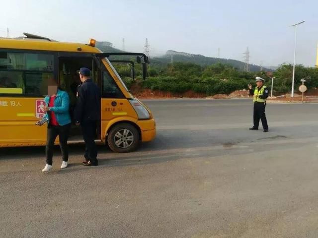 明明是幼兒園校車，怎么車里還有蹭車的老鄉？