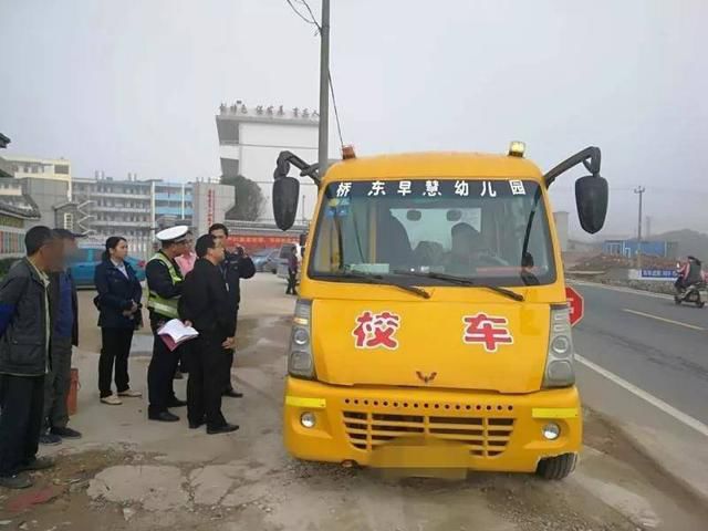 明明是幼兒園校車，怎么車里還有蹭車的老鄉？