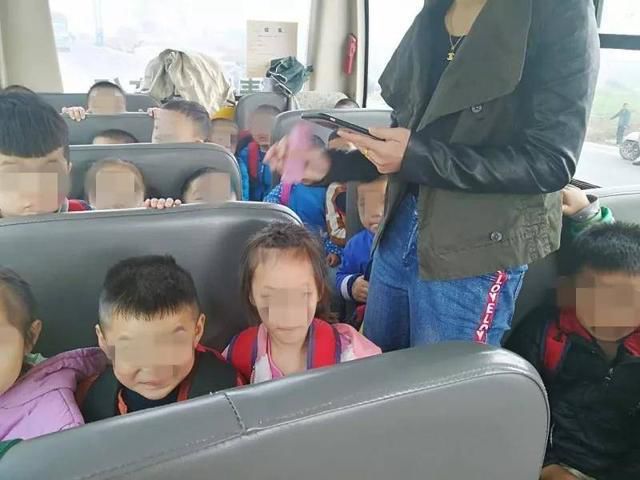 明明是幼兒園校車，怎么車里還有蹭車的老鄉？