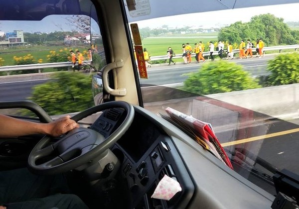 臺灣：校車爆胎30名學(xué)生走路肩下交流道，校方：不續(xù)聘司機(jī)