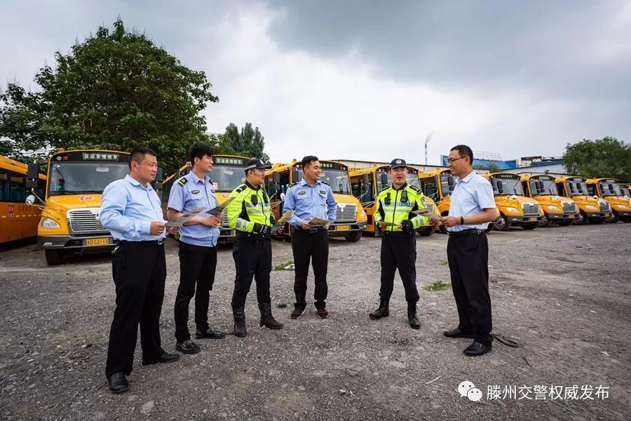 滕州31輛校車(chē)領(lǐng)到“校車(chē)”標(biāo)牌持證上崗