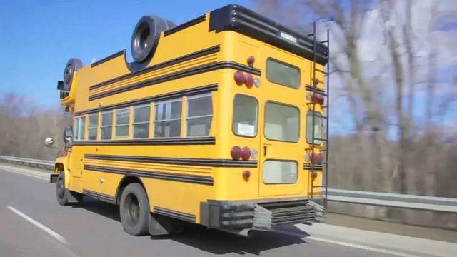 大叔設計奇葩校車，雖然看起來笨重，但似乎再也不用擔心翻車了！