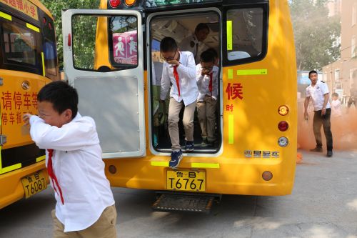 普及應(yīng)急自救知識 交運校車進校園開展逃生演練