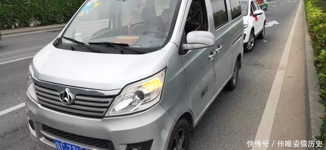 珠海90后黃毛小伙早上在馬路睡覺(jué)，被校車(chē)司機(jī)舉報(bào)，竟塞交警5000元求放過(guò)！