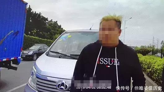 珠海90后黃毛小伙早上在馬路睡覺(jué)，被校車(chē)司機(jī)舉報(bào)，竟塞交警5000元求放過(guò)！