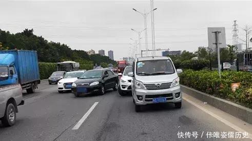 珠海90后黃毛小伙早上在馬路睡覺(jué)，被校車(chē)司機(jī)舉報(bào)，竟塞交警5000元求放過(guò)！