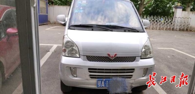 驚嚇！一輛面包車充當校車，超載了一車幼兒